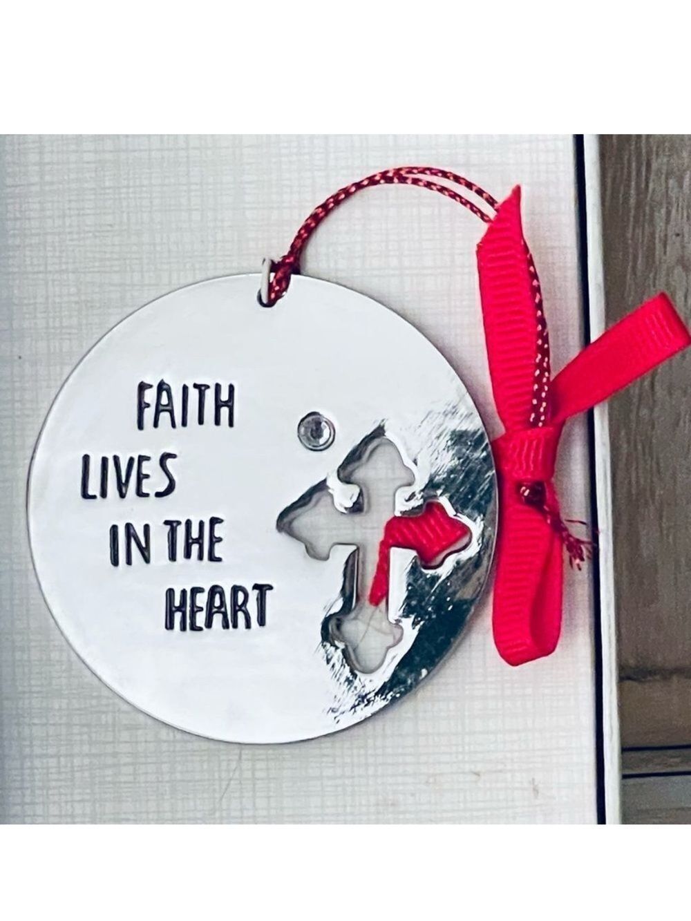 New in Box Messages from the heart Hanging Silver Metal Faith Lives in the heart